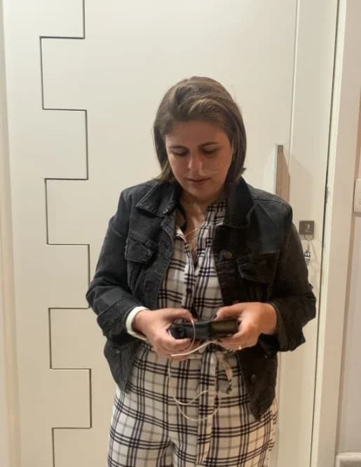 Paciente utilizando o gravador portátil durante o monitoramento de 24h